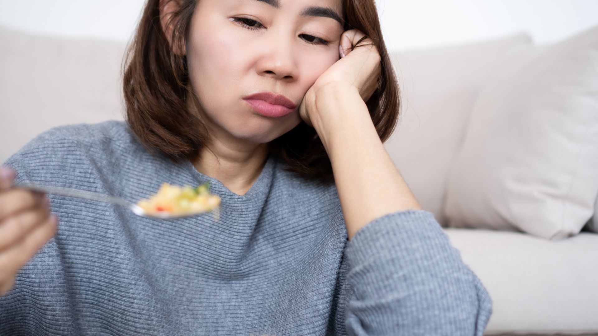 Perda de apetite e má digestão podem ser sinais de câncer de estômago. Descubra os sintomas e a importância do diagnóstico precoce.